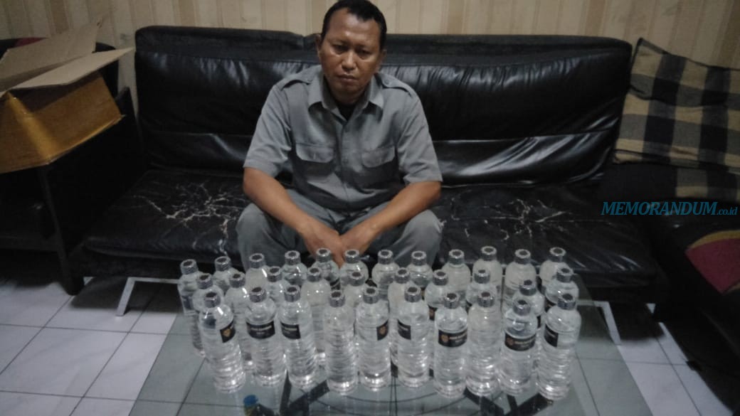 Pedagang Miras Tak Berizin Digerebek, Polsek Gayungan Amankan Puluhan Botol Arak Bali