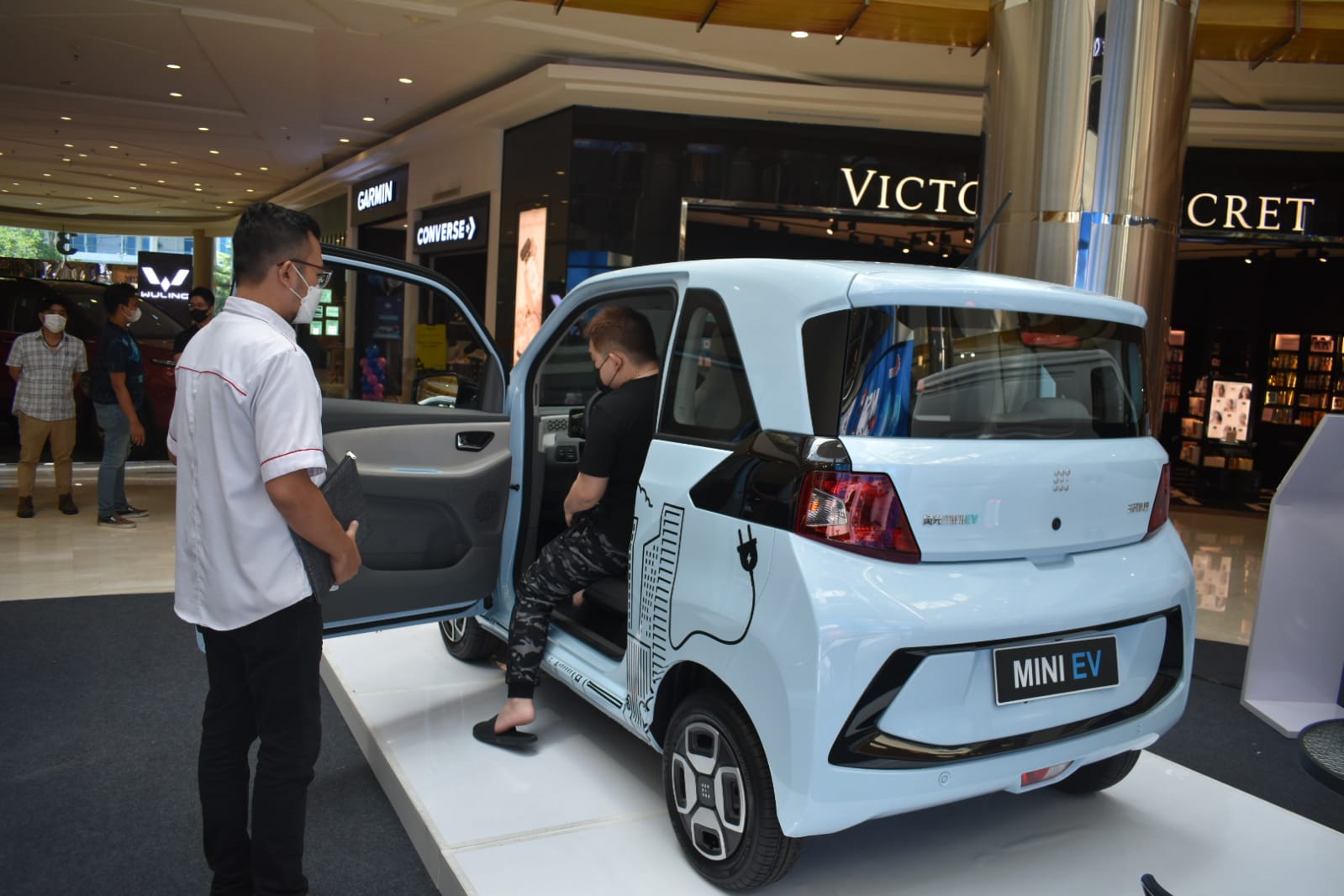 Warga Surabaya Minati Mobil Listrik, DFSK Perkenalkan Produk Mini EV