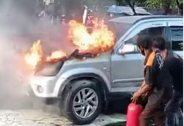 Mobil Terbakar Usai Keluar dari Bengkel