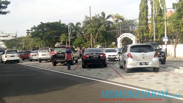 Warga Boleh Parkir di Tengah Jalan Wijaya  Kusuma