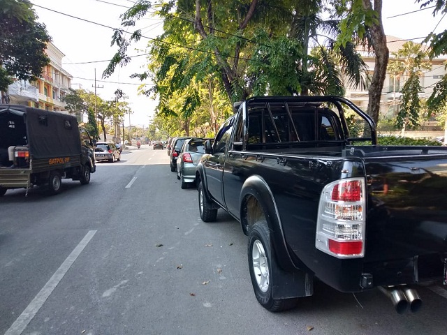 Parkir di Badan Jalan Bikin Macet, Dishub Tutup Mata