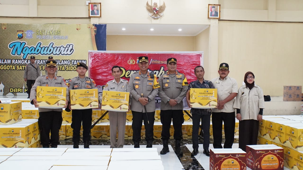 Kapolresta Sidoarjo Bagikan 2.500 Parcel ke Anggota