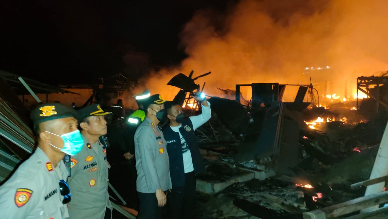Pasar Kesamben Terbakar, Kapolres Blitar Terjun Langsung Tinjau Lokasi