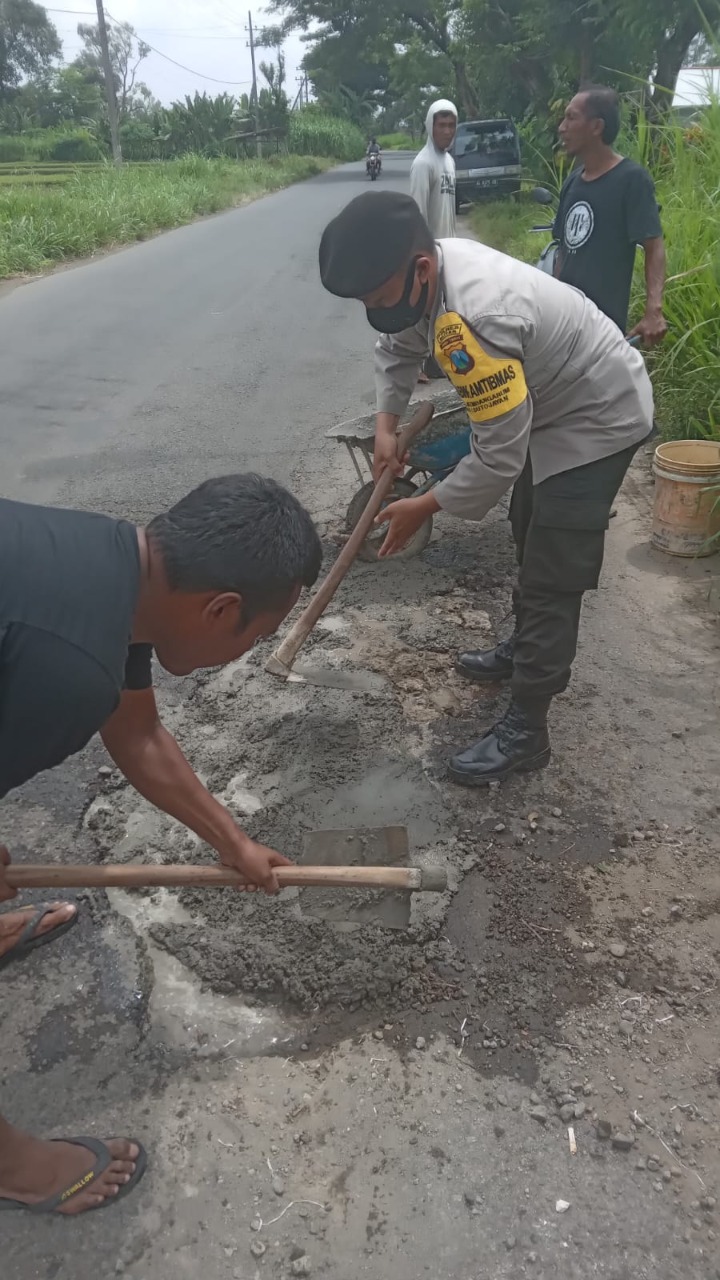 Bhabinkamtibmas Polres Blitar Nambal Jalan Berlubang Bareng Warga