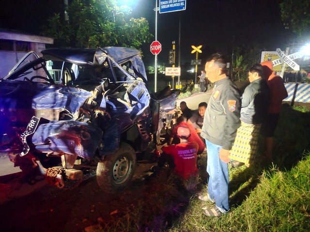 KA DOHO Sambar Mobil, 1 Korban Dilarikan ke Rumah Sakit
