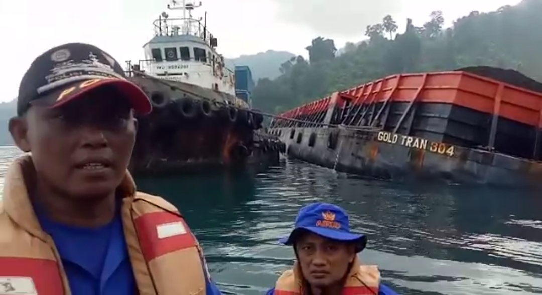 KM Gold Trans 304 Jakarta Terdampar di Pulau Nusabarong, Satpolairud Polres Jember Beri Bantuan
