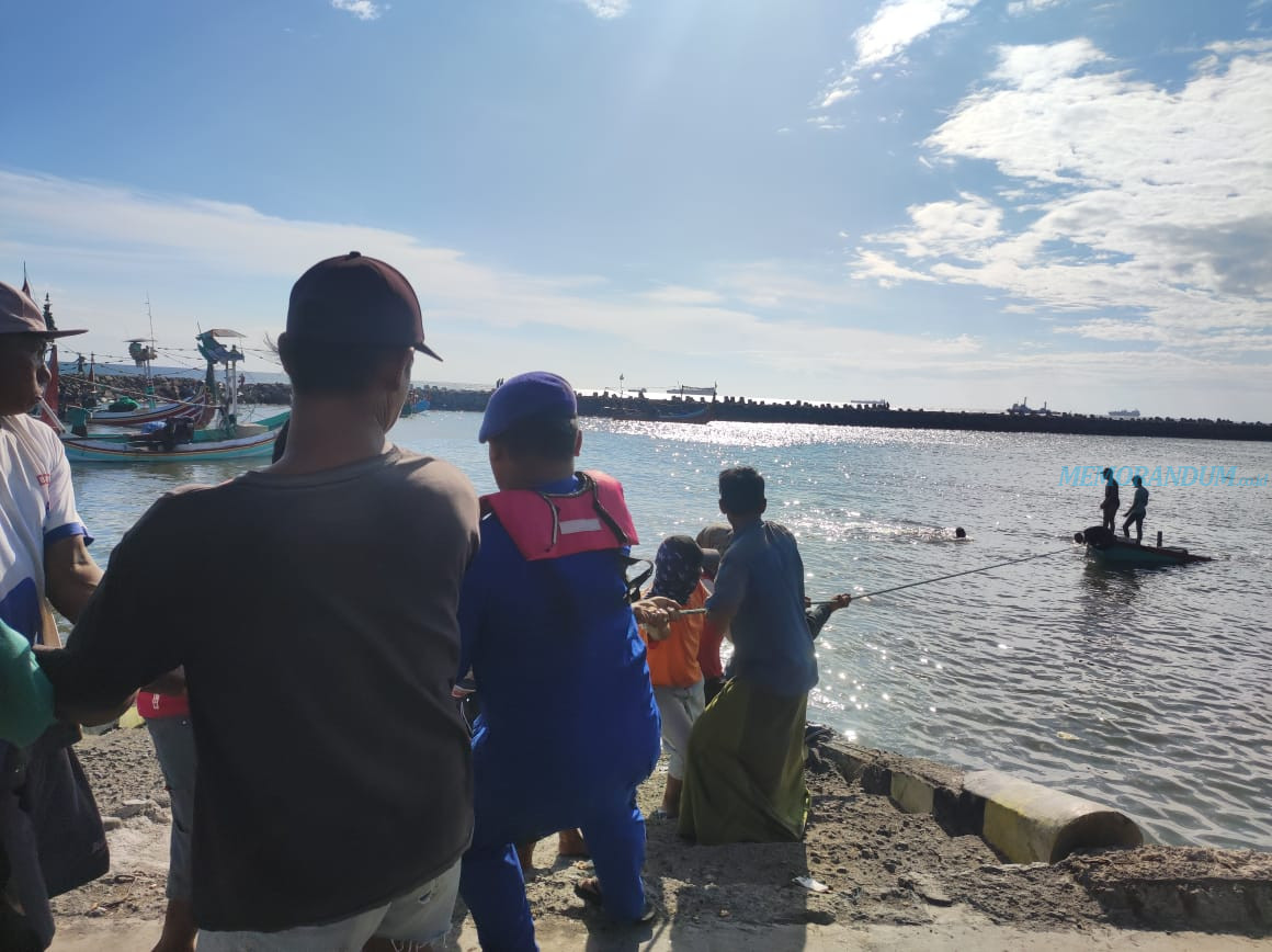 Satpolairud Polres Situbondo bersama Tim SAR Evakuasi Awak Servis Boat Karam di Perairan Mangaran