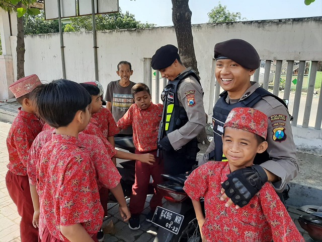 Personel Satsabhara Narsis Bareng Siswa SDTrisulla