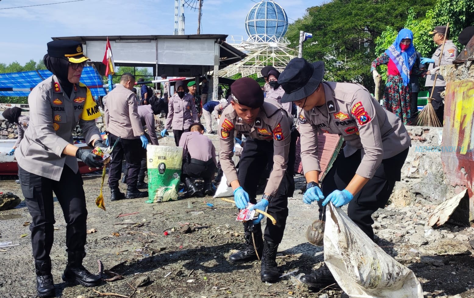 Bebersih Pesisir Pantai Utara, Kapolres Pelabuhan Tanjung Perak Ajak Masyarakat Rawat Lingkungan