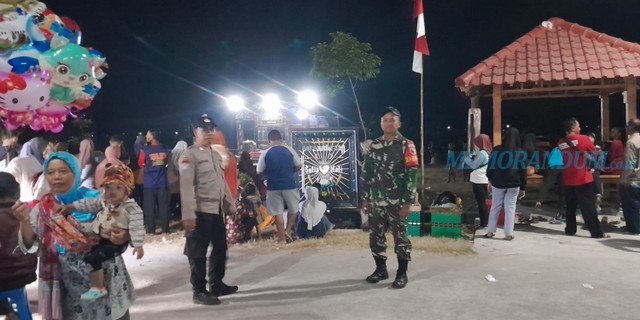 Bhabinkamtibmas Polres Madiun Beri Pengamanan Acara Bersih Dusun