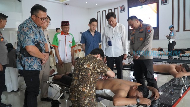 Polrestabes Surabaya Gelar Pengobatan Tradisional Akupuntur