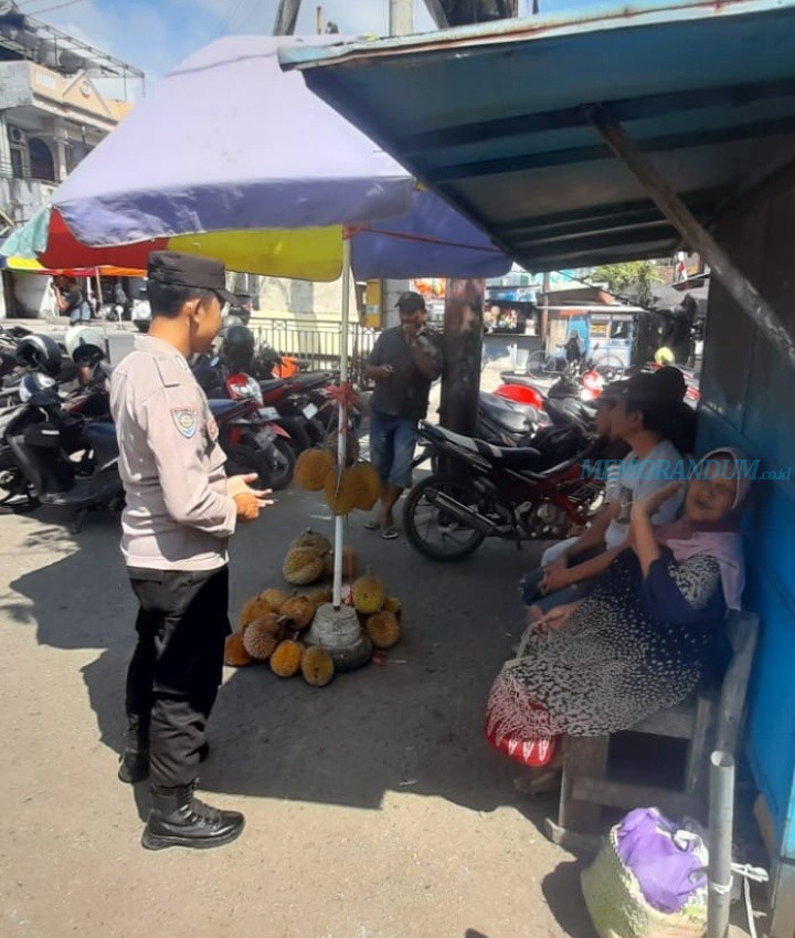 Sampaikan Pesan Harkamtibmas, Polsek Bandung Blusukan ke Pasar