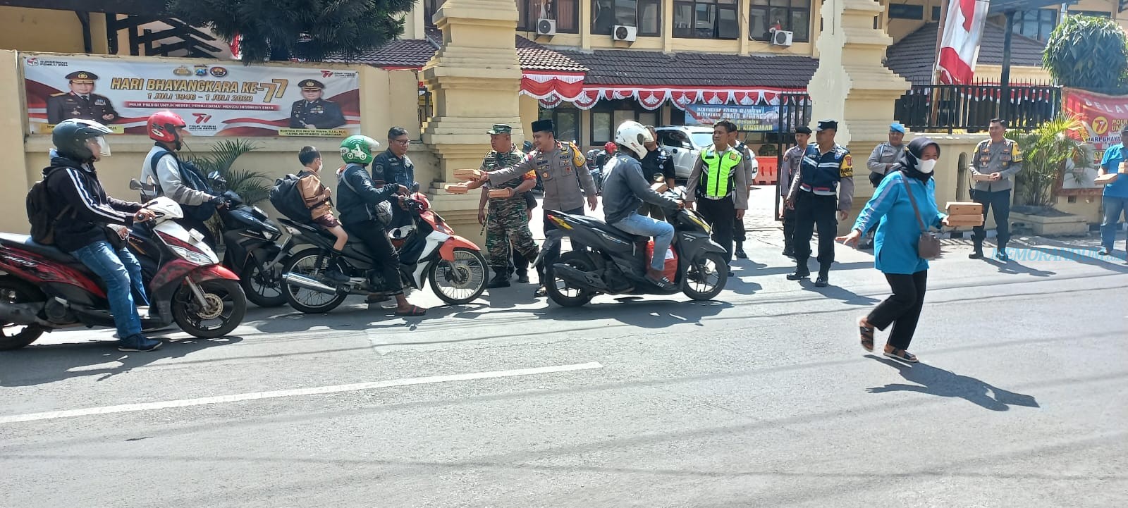 Jumat Berkah, Polsek Dukuh Pakis Bagikan Nasi Bungkus