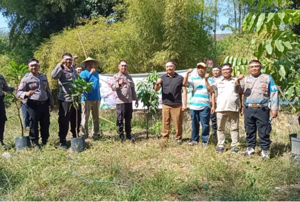 Manfaatkan Lahan Kosong, Polsek Gayungan Tanam Pohon