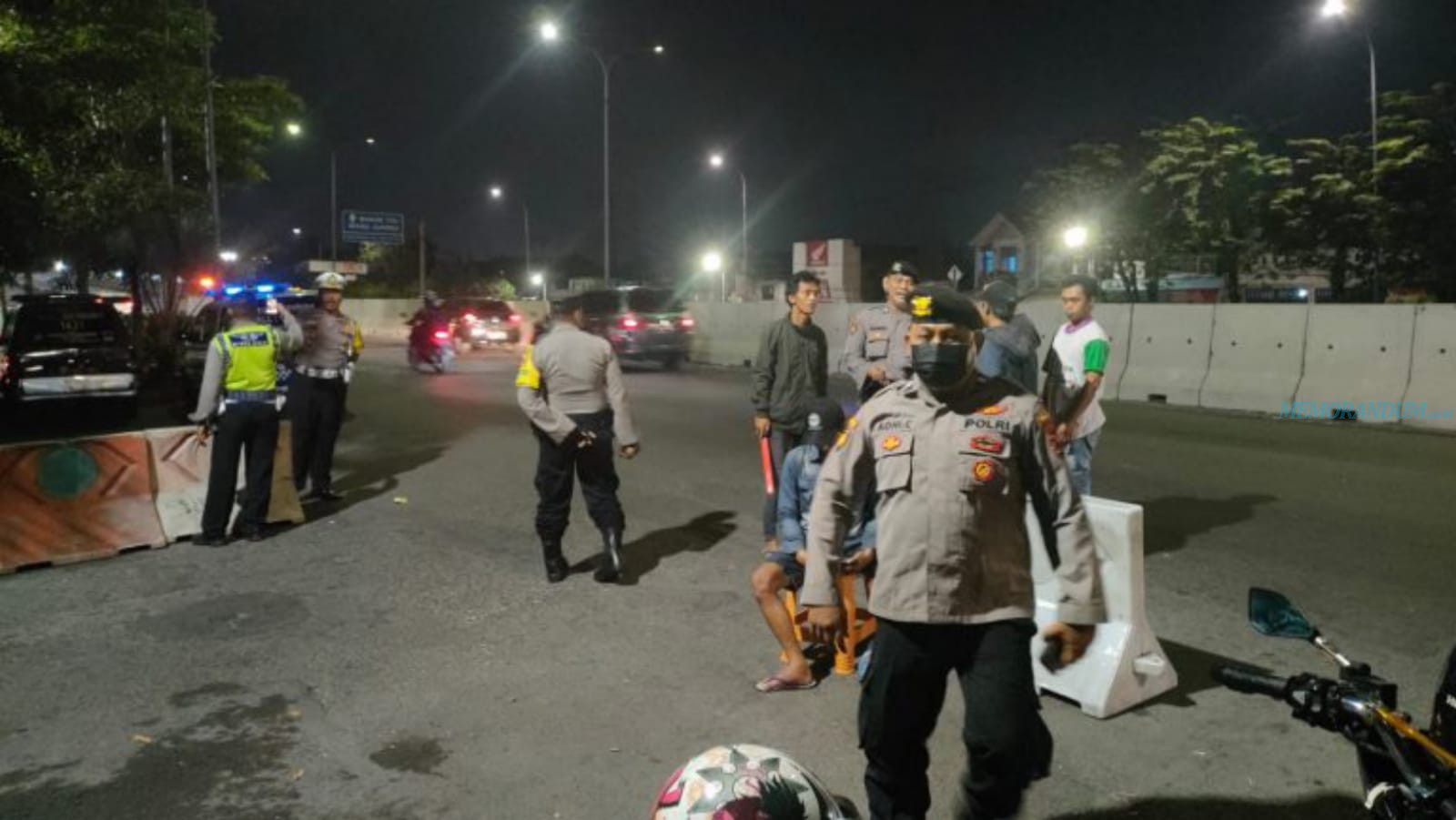 Polsek Gayungan Laksanakan Pengaturan Lalin Pagi Hari