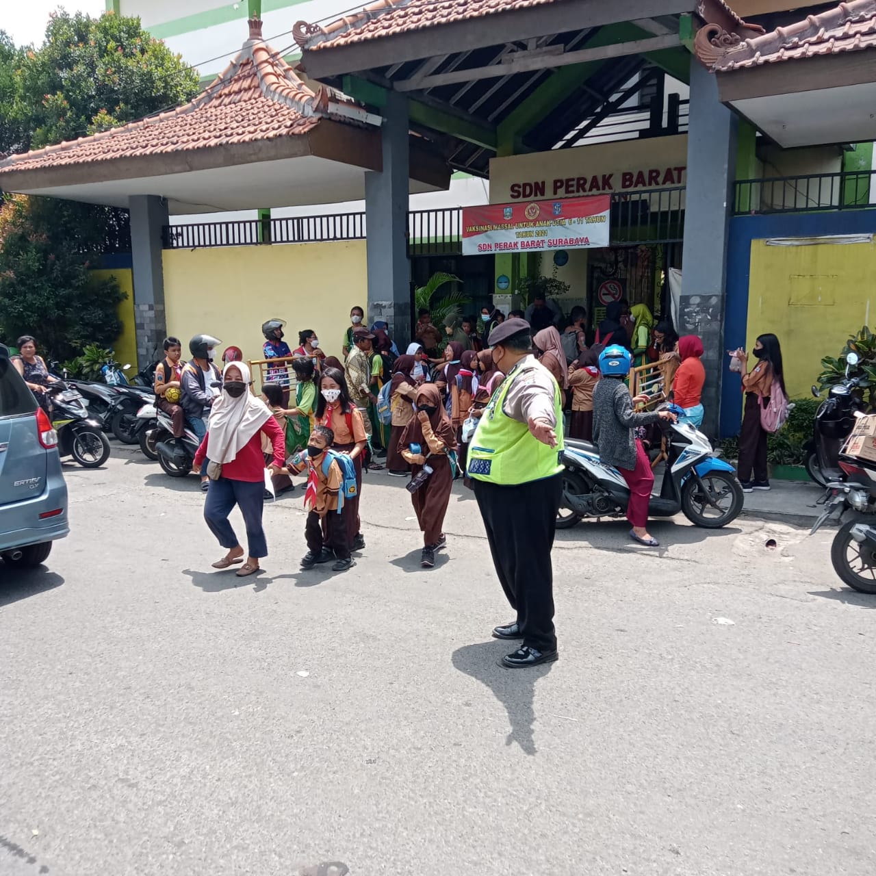 Peduli Keselamatan, Polisi Bantu Pelajar Sepulang Sekolah