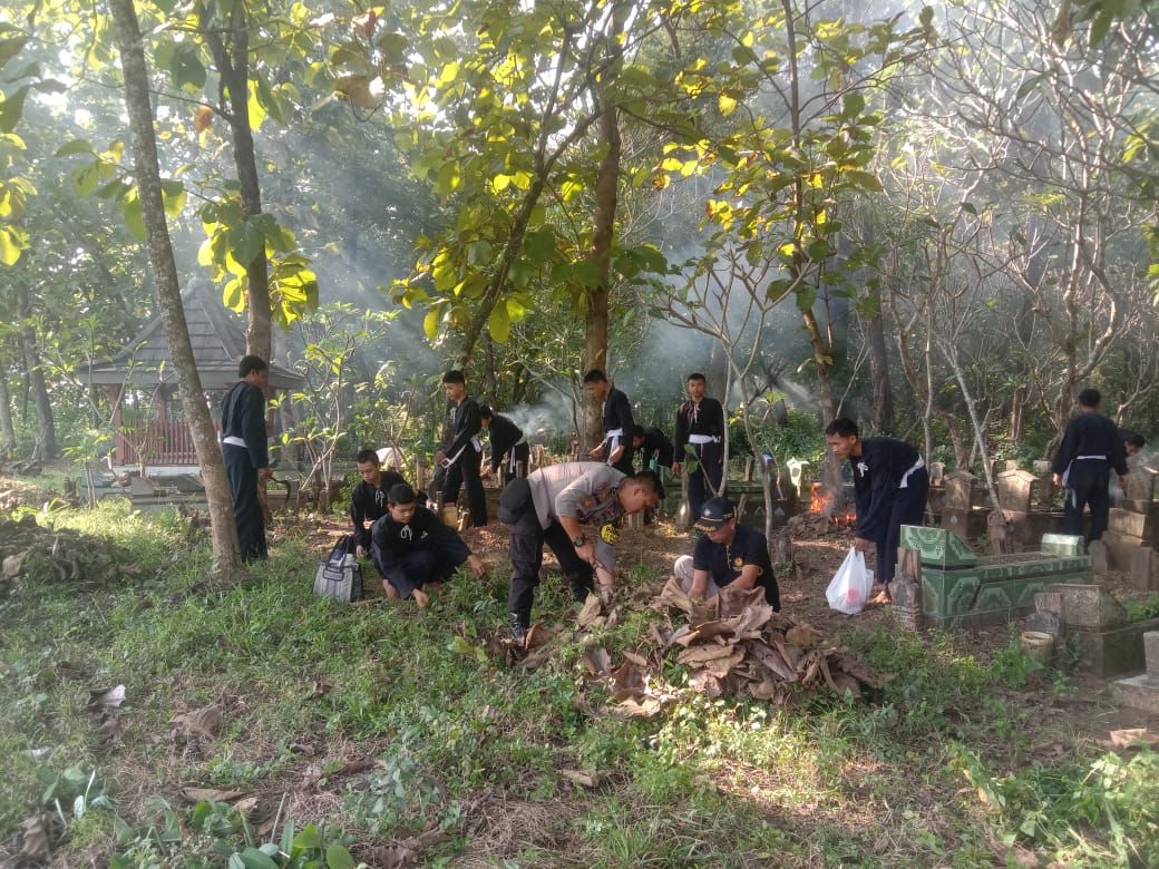 Guyub Rukun Bareng Perguruan Silat, Bhabinkamtibmas Polres Lamongan Kerja Bakti Jelang Ramadan