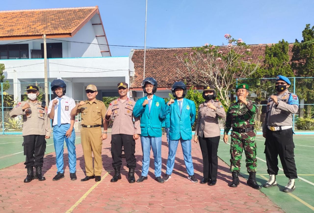 Kapolsek Ngunut Bersama Tiga Pilar Jadi Irup di SMAN 1