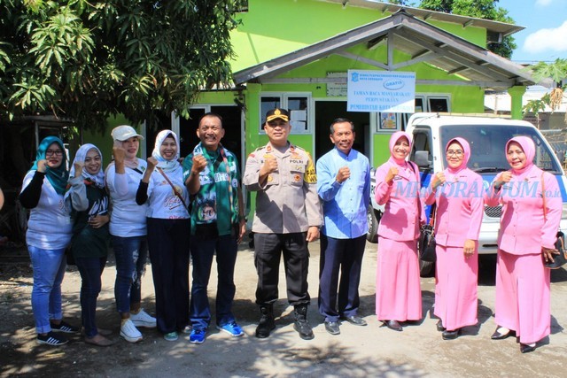 Polsek Sukolilo Bersama Bonek Bonita Bagikan Paket Sembako