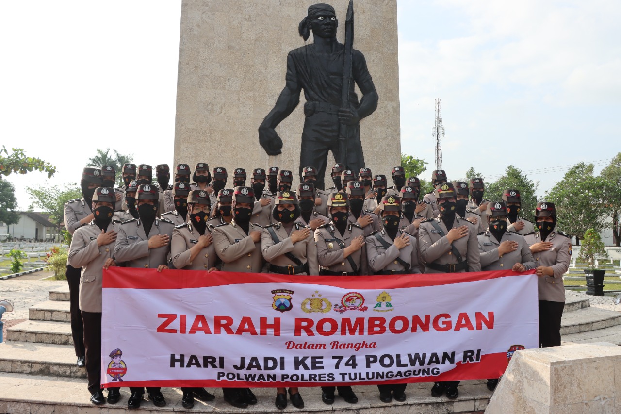 Polwan Polres Tulungagung Tabur Bunga di TMP