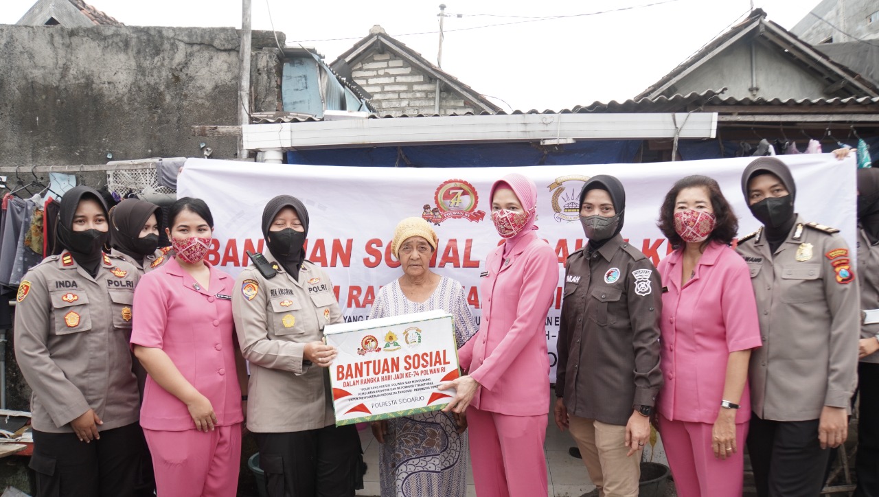 Polwan Polresta Sidoarjo Baksos di Pesisir