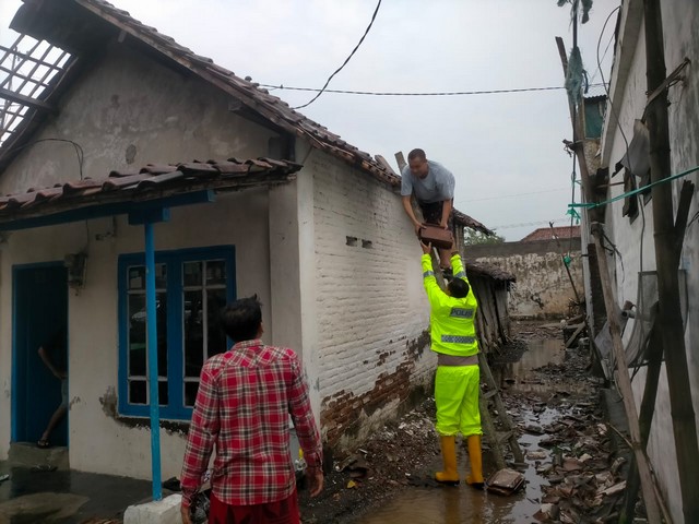 Puluhan Rumah Rusak Diterjang Angin Kencang