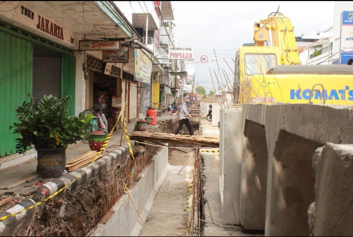 Perhatikan Kenyamanan Pejalan Kaki, PUPR Perbaiki Sejumlah Trotoar di Kota Kediri