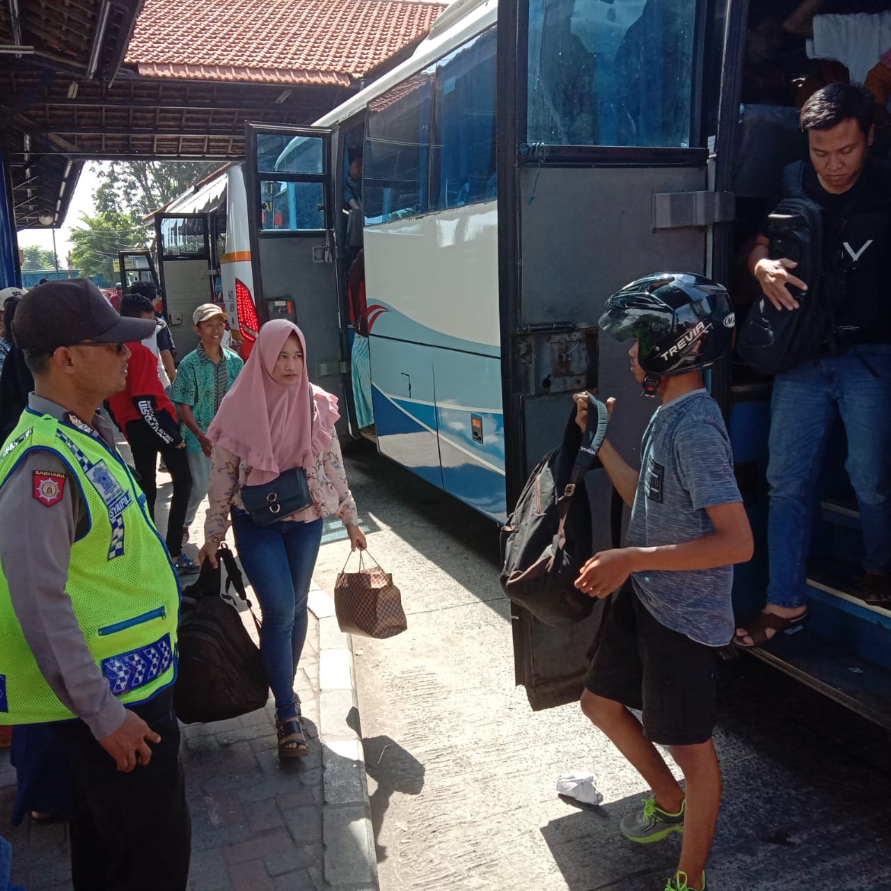 Arus Balik masih Padati Terminal Purabaya