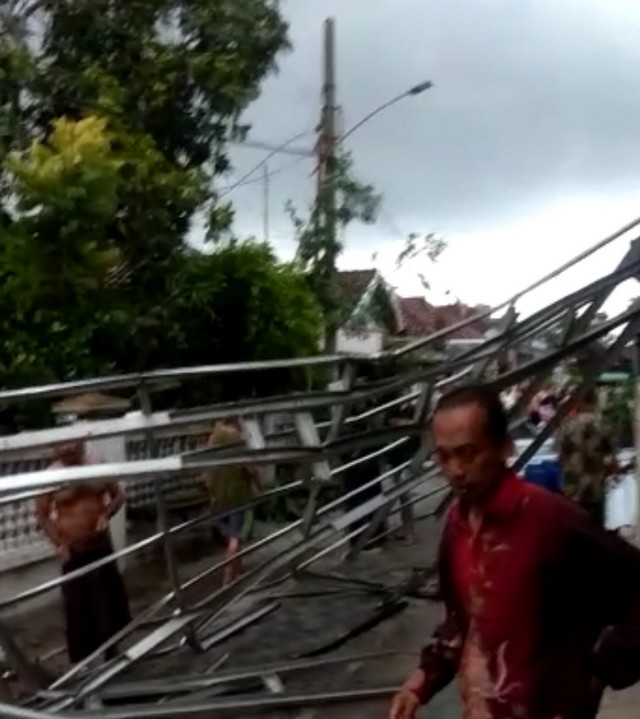 Update Dampak Puting Beliung di Gresik, 287 Rumah hingga Balai Desa Rusak