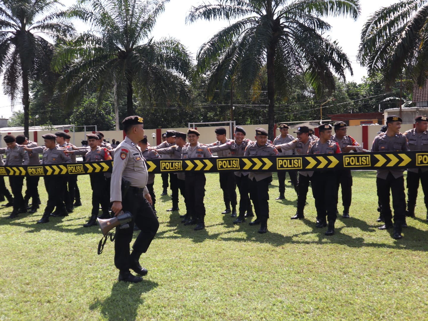 Bhabinkamtibmas Polres Blitar Kerja Bakti Bangun Irigasi