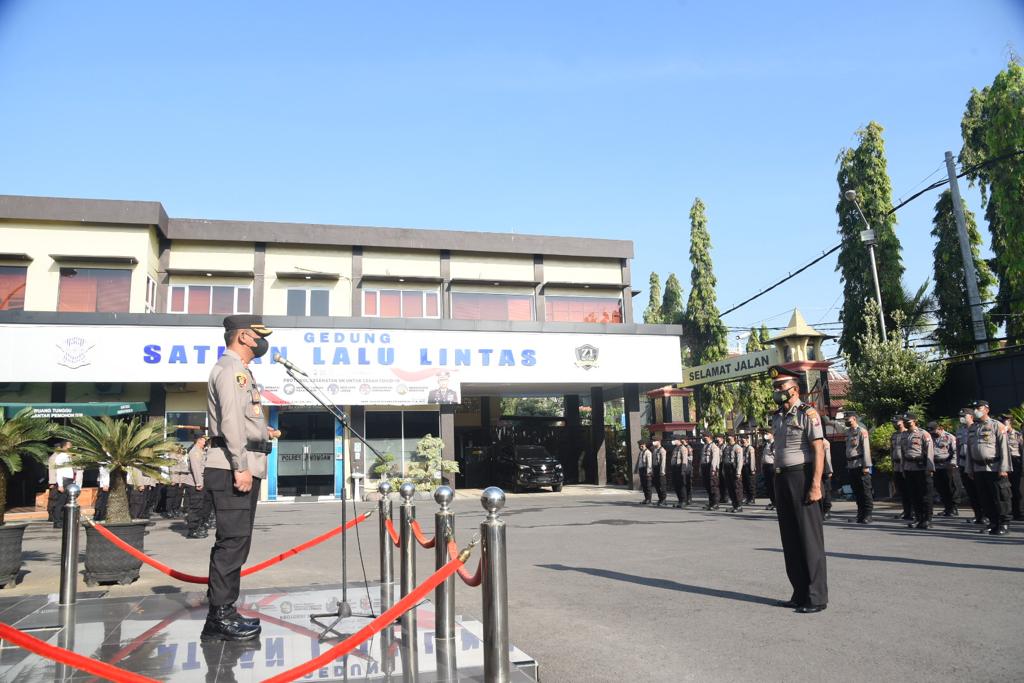 HUT ke-77 TNI, Kapolres Lamongan Beri Kejutan Kodim 0812