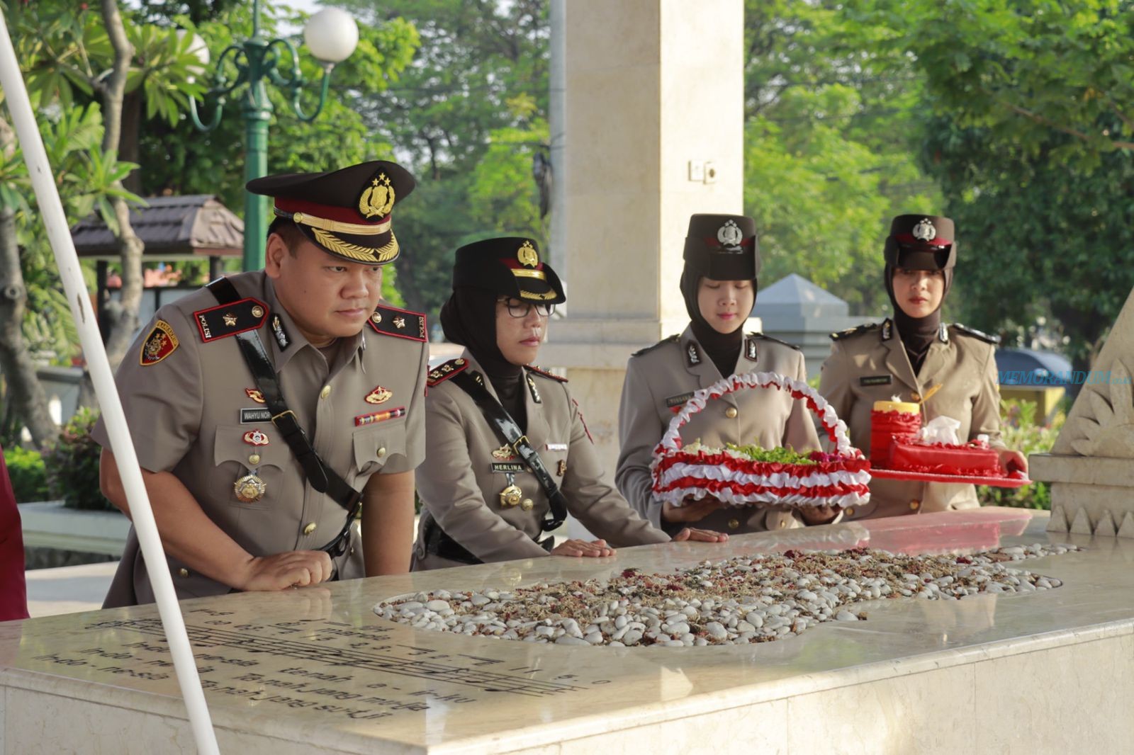 Tumbuhkan Jiwa Nasionalisme, Polres Pelabuhan Tanjung Perak Ziarah dan Tabur Bunga di TMP WR Supratman