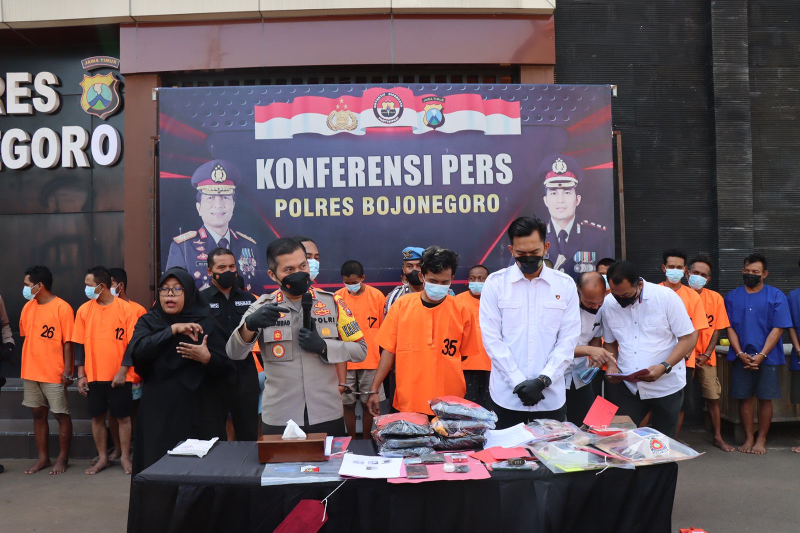 Satreskrim Polres Bojonegoro Ringkus Warga yang Asyik Main Judi Slot Online