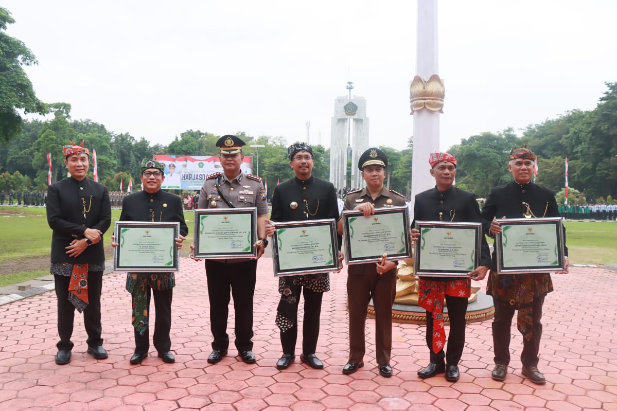 Kapolresta Sidoarjo Terima Penghargaan di Hari Jadi Ke-164 Kabupaten Sidoarjo