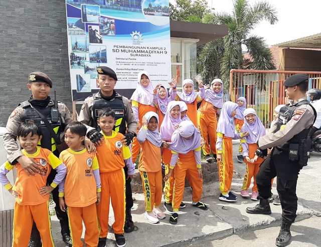 Rabu Narsis, Polisi Nongkrong Bareng Pelajar