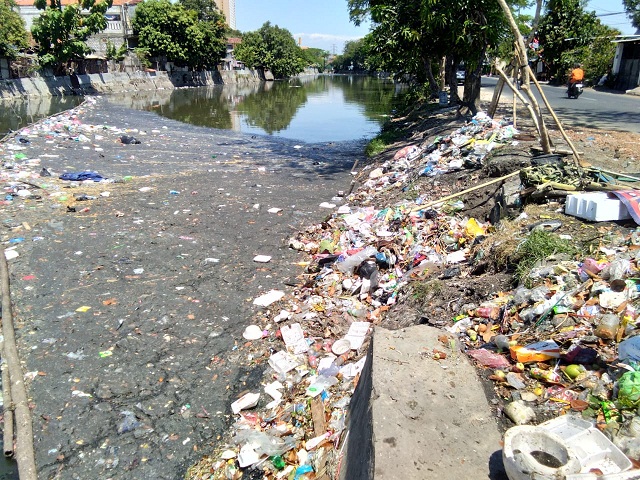 Warga Kota Mokong, Masih Buang Sampah ke Sungai