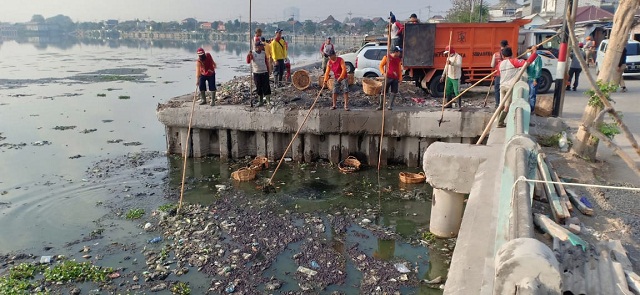 Tumpukan Sampah Bozem Morokrembangan Bikin Warga Mual-Mual