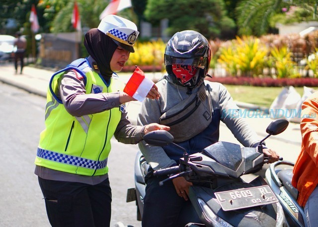 Satlantas Polrestabes Surabaya Bagikan Bendera Merah Putih ke Pengguna Jalan