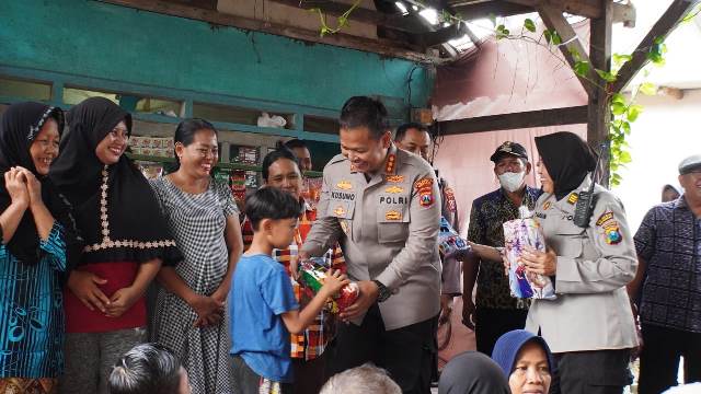 Polresta Sidoarjo Gelar Patroli Kamtibmas sambil Berbagi