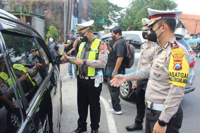 Polsek Krembung Bantu Warga Kurang Mampu