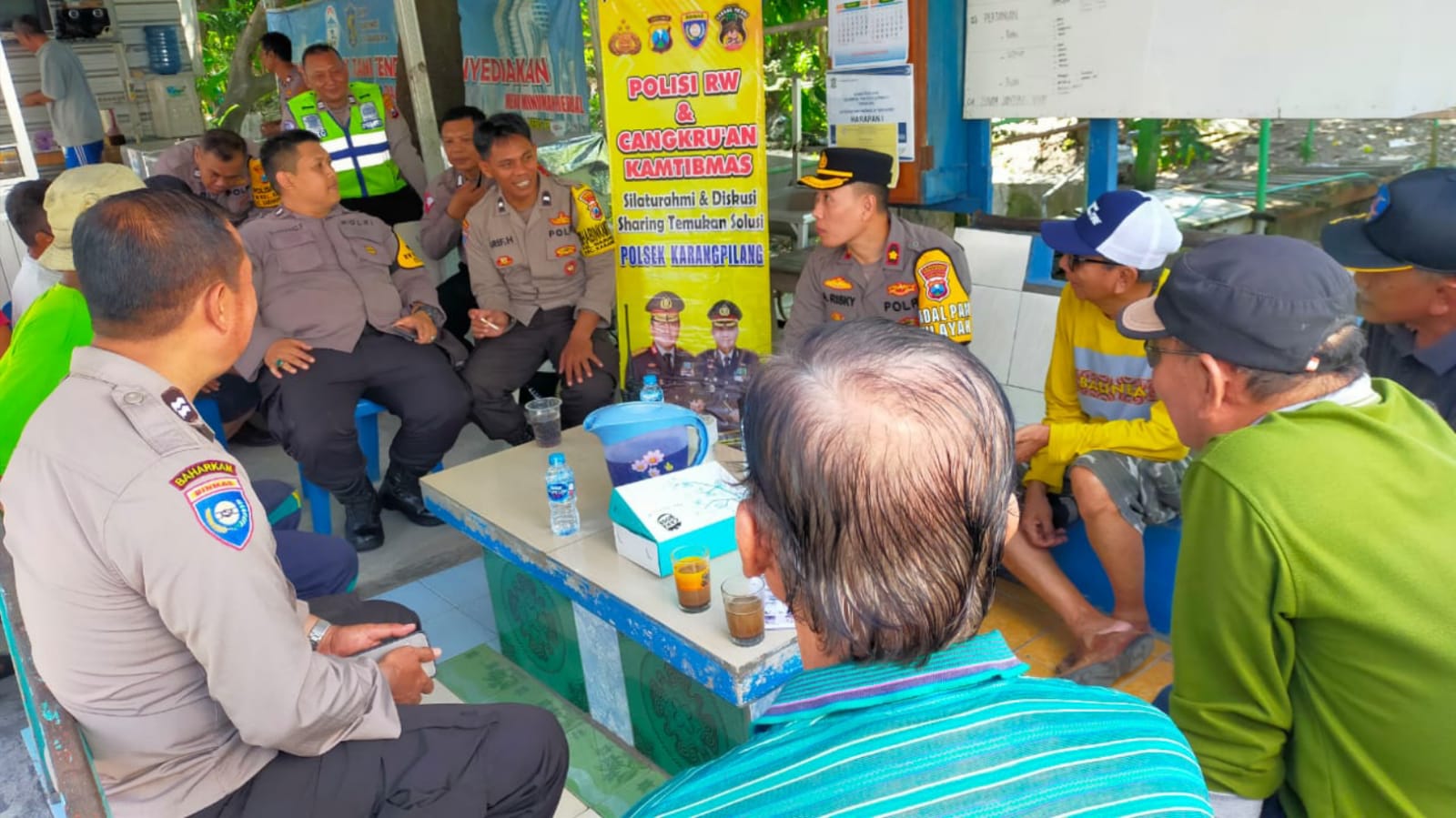 Kapolsek Karangpilang Cangkruan dengan Warga Tinjau Tenda Biru