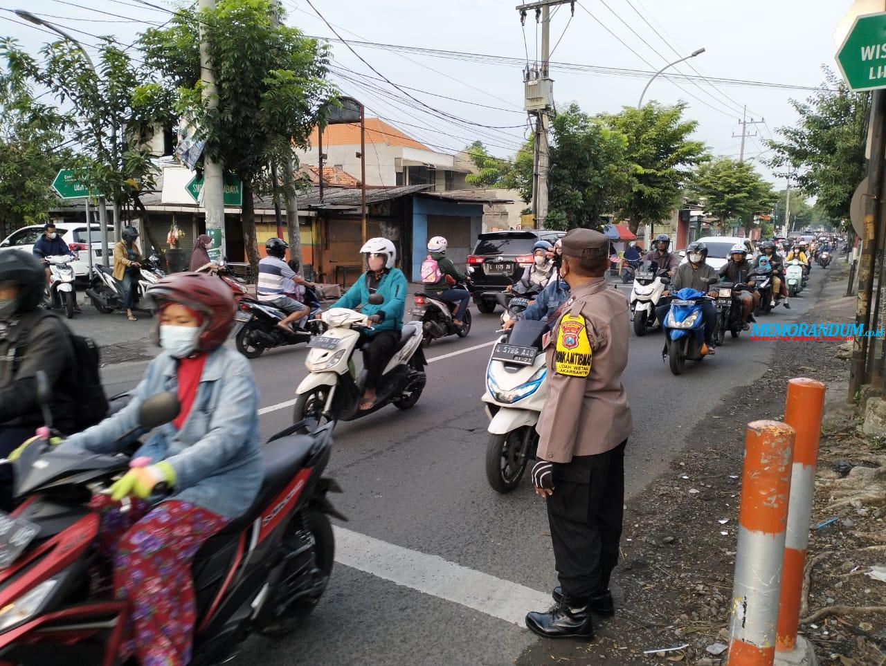 Cegah Kemacetan, Polsek Lakarsantri Atur Lalu Lintas