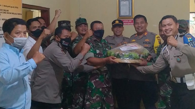 Hari Bhayangkara ke-76, Polsek Tikung Dapat Kejutan Tumpeng dari Koramil 0812