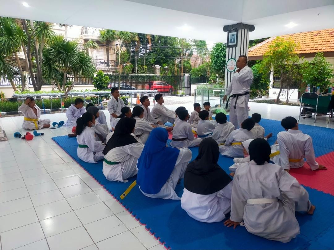 Cetak Atlet Berprestasi, Polsek Sukolilo Buka Sekolah Karate Gratis