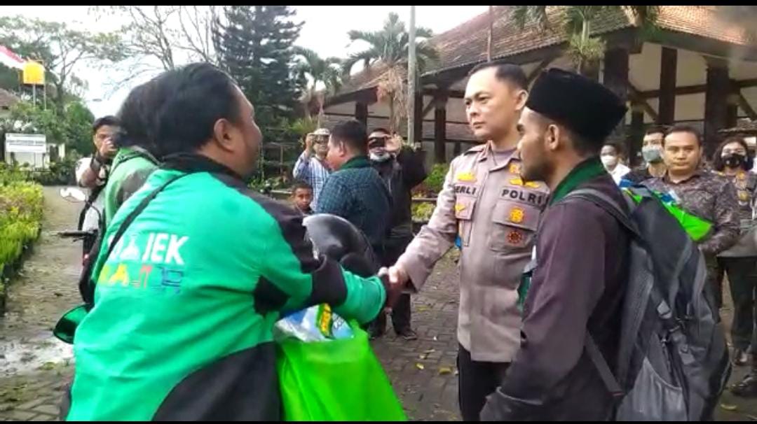 Harga BBM Naik, Polres Malang Berikan Sembako