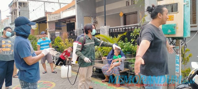 Video : Penyemprotan Disinfektan di Jalan Pacar Kembang Surabaya