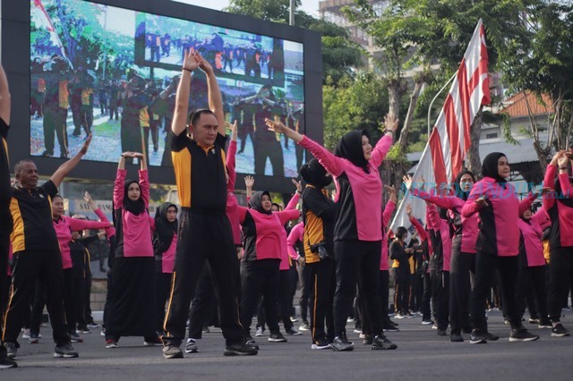 Peringati Hari Jadi Polwan ke-75, Polrestabes Surabaya Gelar Olahraga Bersama Bhayangkari