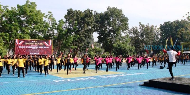 Peringati Hari Jadi ke-75, Polwan Polres Bangkalan Kompak Gelar Senam Massal Bersama