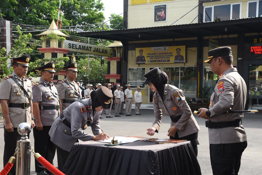 Pimpin Sertijab 5 Kapolsek, Ini Pesan Kapolres Lamongan