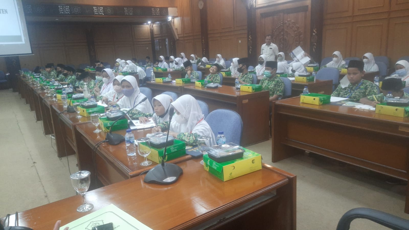 Siswa MI Progresif Bumi Sholawat Belajar Outdoor Learning Tugas dan Fungsi DPR